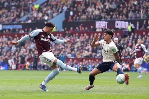 أستون فيلا يصعق وست هام بثنائية ويثبت أقدامه بالمربع الذهبي للدوري الإنجليزي